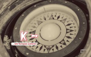 Martitimer Kompass mit Beschriftung K wie Kompass justieren