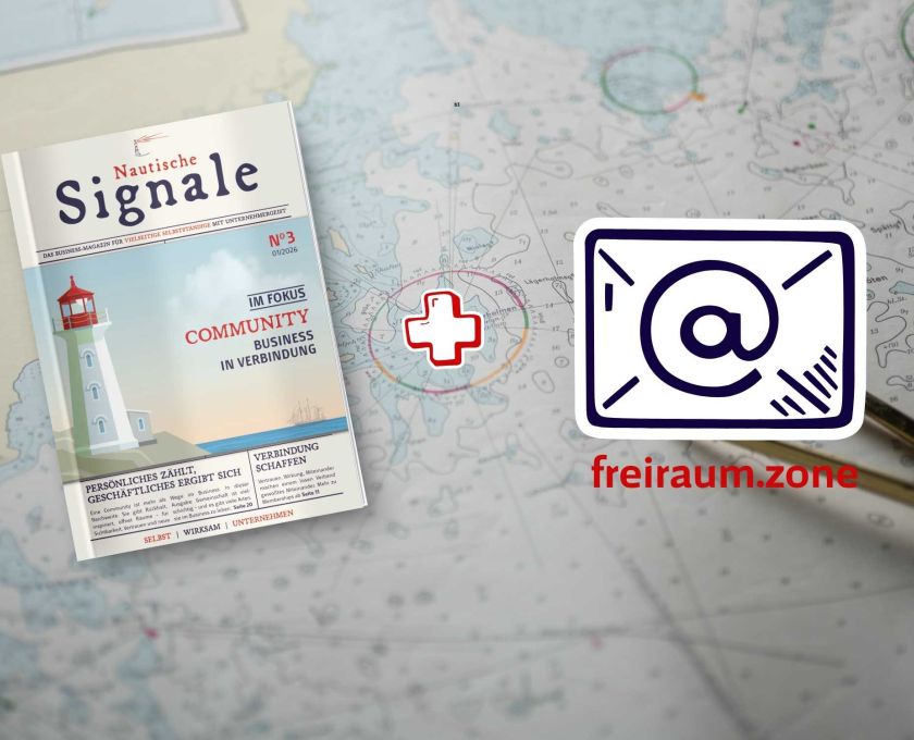 Das Business-Magazin Nautische Signale liegt auf einer Seekarte. Daneben sind ein rotes Plus, ein E-Mail-Symbol für den Newsletter freiraum.zone.